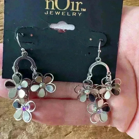 nOir Jewelry Silver Drop Flower Earrings ~ NEW! - Picture 2 of 2